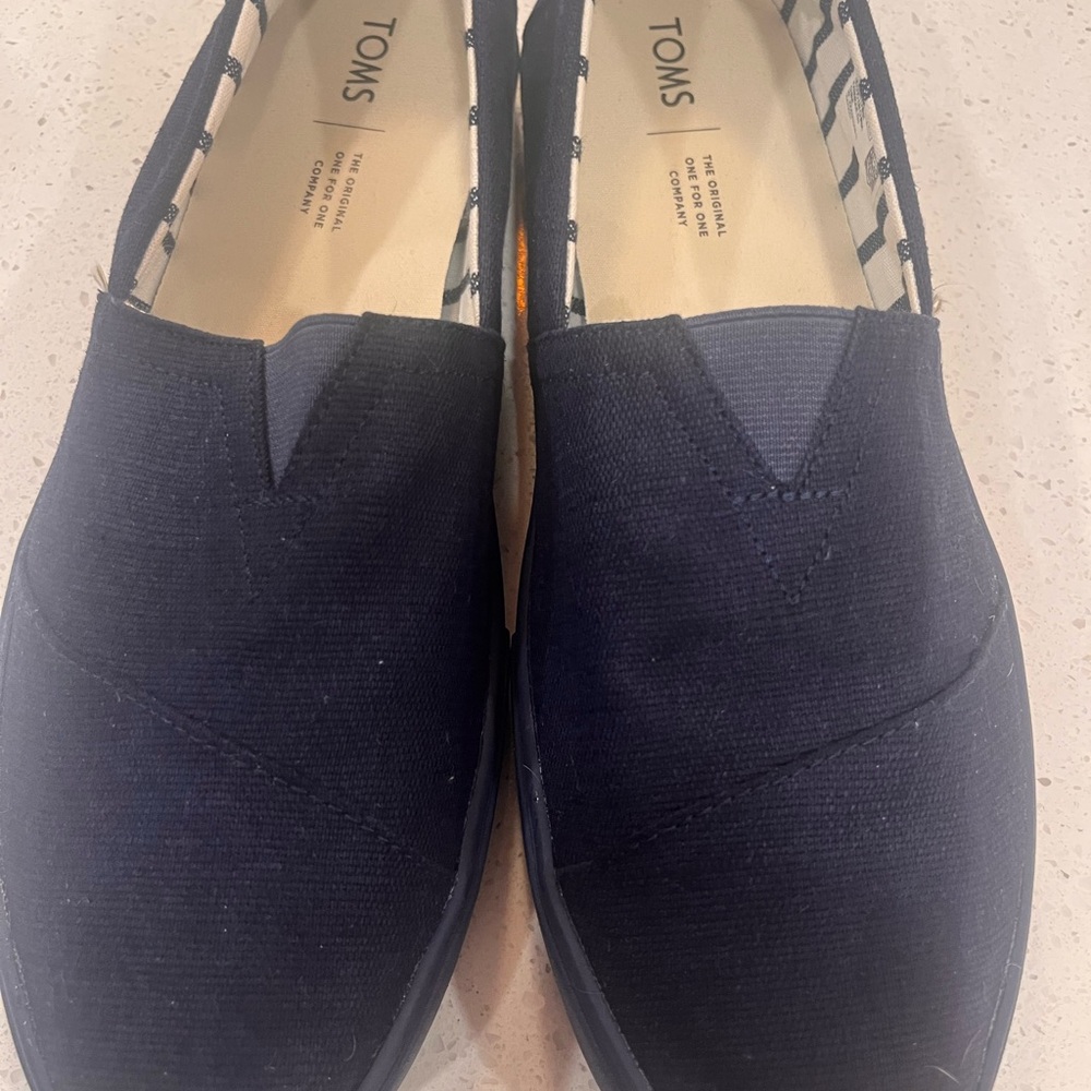 TOMS Men's Dark Blue Slip-On Loafers never worn - Picture 2 of 9